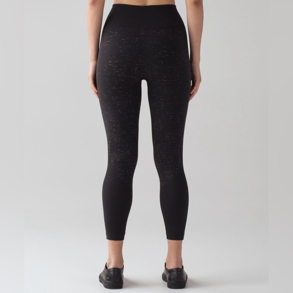 Lululemon Free To Flow 7/8 Tight Black / White (Size 6) - Picture 4 of 12